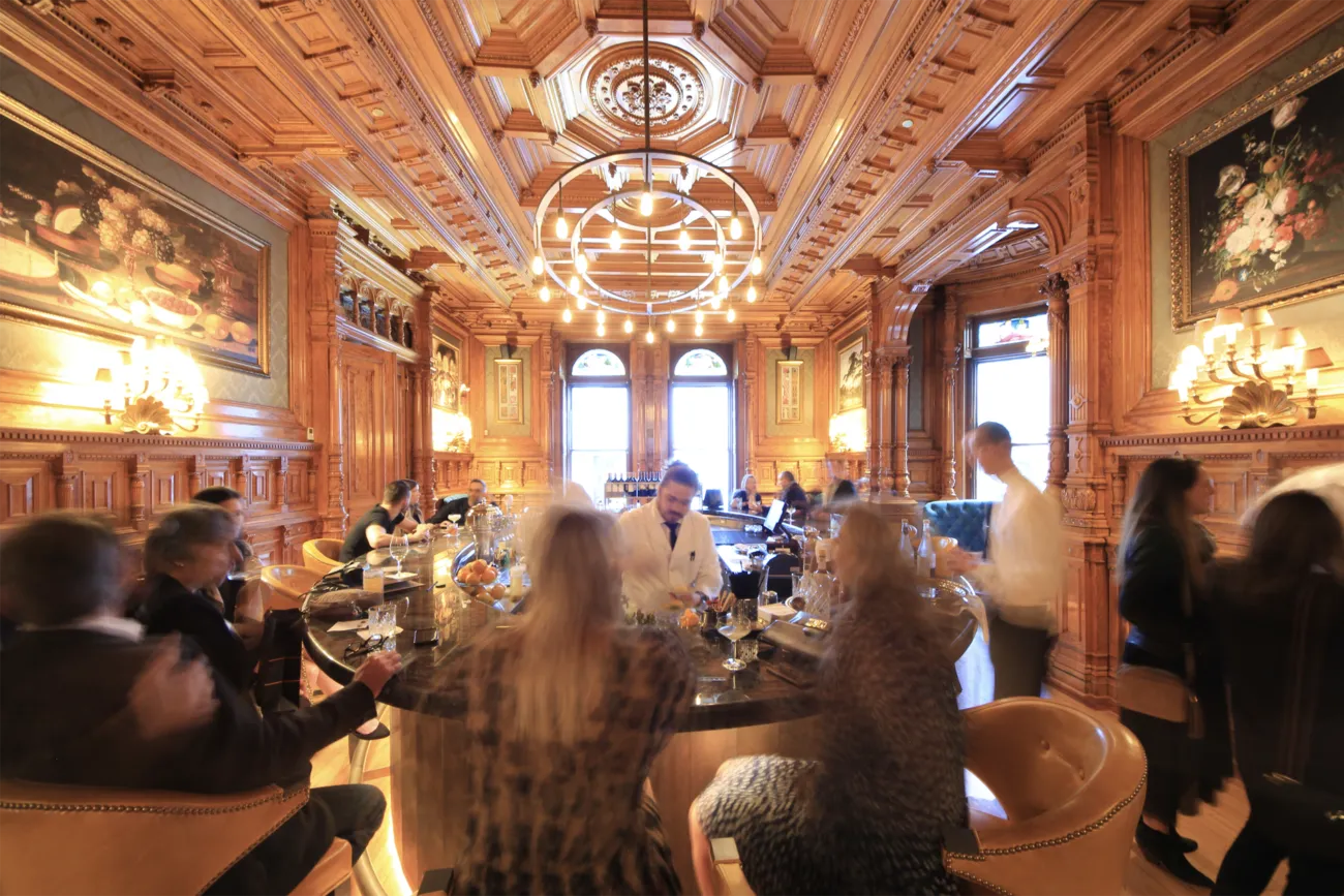 Salon boisé et orné d’un hôtel historique de Montréal